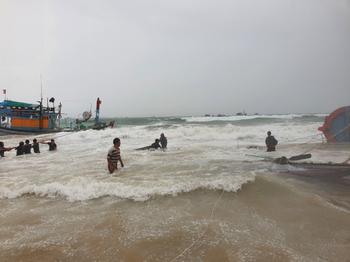 Đợt mưa kèm gió mạnh, sóng lớn vừa qua đã gây thiệt hại nặng nề cho tỉnh Phú Yên. Ảnh: T.Th.
