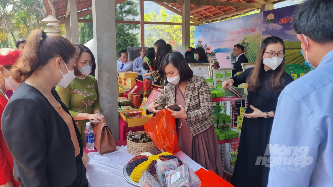 Du khách thăm qua và mua săm sản phẩm OCOP tại Chương trình 'Khởi động mở cửa lại hoạt động Du lịch trên địa bàn tỉnh Thái Nguyên'. Ảnh: Toán Nguyễn.