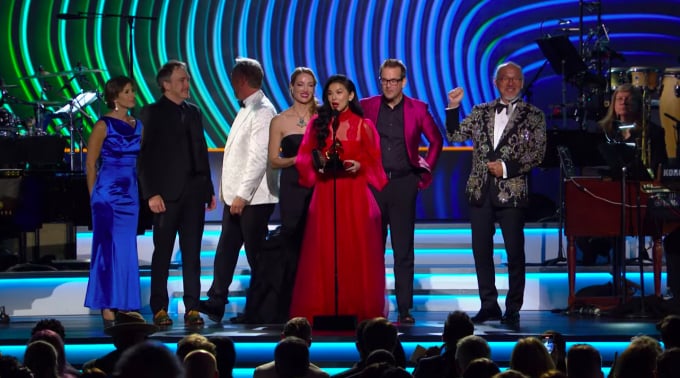 Sangeeta Kaur lên sân khấu nhận giải Grammy 2022 cùng những cộng sự của mình