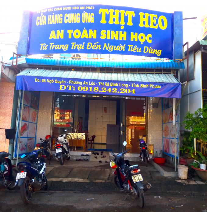 Cửa hàng bán thịt heo an toàn sinh học của gia đình anh Bảo ở chợ Bình Long từ 5-6 năm nay là 'địa chỉ đỏ' của người dân địa phương. 