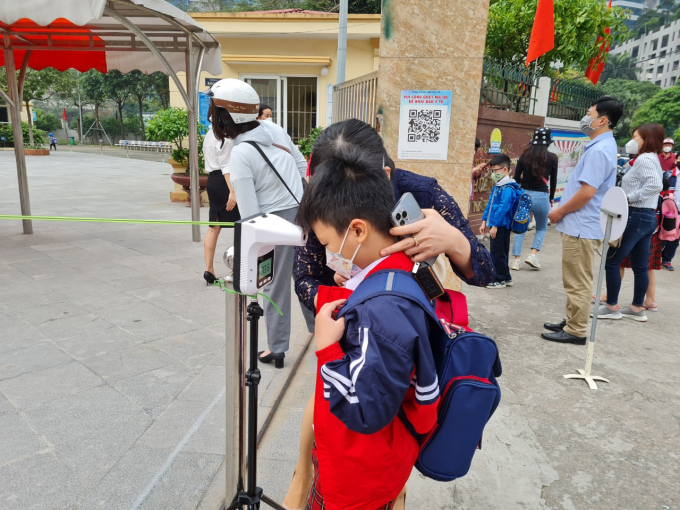Học sinh được đo thân nhiệt trước khi vào trường.