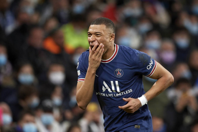 Kylian Mbappe quay xe và sẵn sàng ở lại PSG. Ảnh: AS.