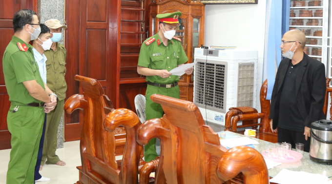 Cơ quan công an tỉnh Quảng Bình thực hiện lệnh tạm giữ hình sự đối với ông Nguyễn Hùng Quân. Ảnh: Q.Văn