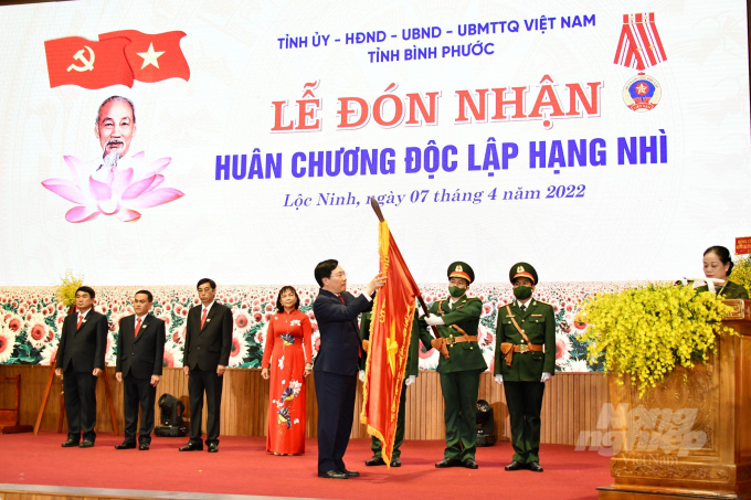 Đảng bộ, chính quyền và nhân dân huyện Lộc Ninh vinh dự được Chủ tịch nước tặng thưởng Huân chương Độc lập hạng Nhì. Ảnh: Trần Trung.