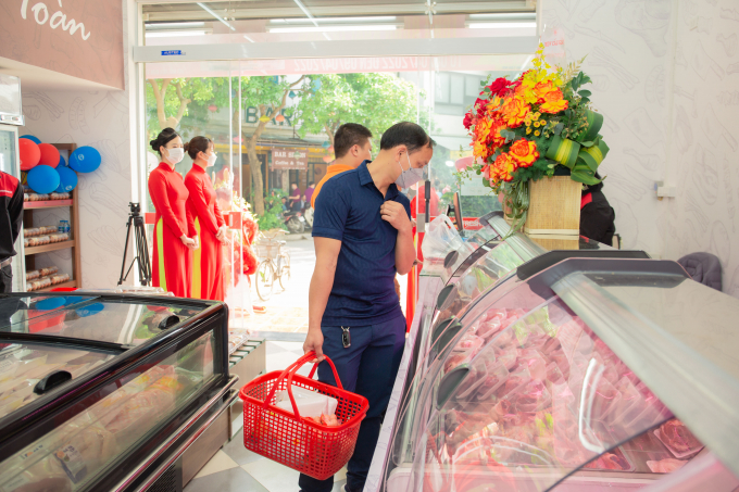 Người tiêu dùng có thêm nhiều sự lựa chọn thực phẩm an toàn tại CP Fresh Shop. Ảnh: Quang Linh.