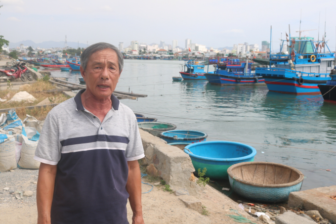 Ngư dân Nguyễn Quảng (72 tuổi), chủ tàu KH 92539 TS, chuyên đánh cá ngừ đại dương ở xã Phước Đồng (TP Nha Trang, Khánh Hòa) cho biết lao động nghề biển hiện nay rất khó tìm. Ảnh: K.S.
