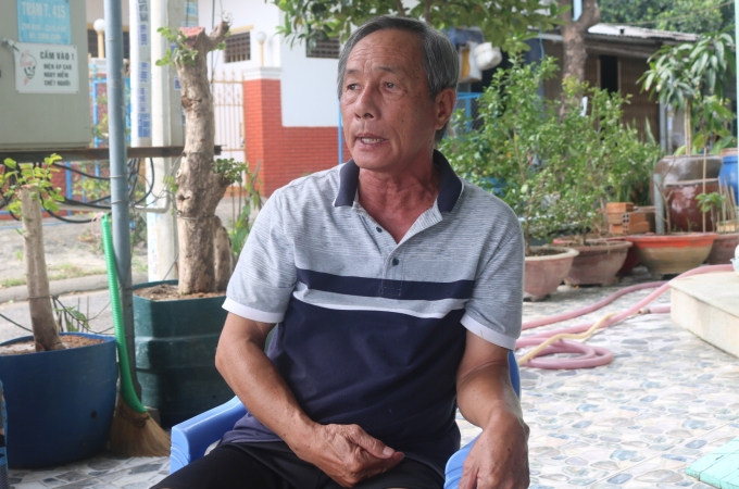 Ngư dân Nguyễn Quảng (72 tuổi), chủ tàu cá mang số hiệu KH 92539 TS ở xã Phước Đồng (thành phố Nha Trang, Khánh Hòa), than thở tàu cá của ông phải nằm bờ dài ngày vì không tìm ra lao động. Ảnh: K.S.