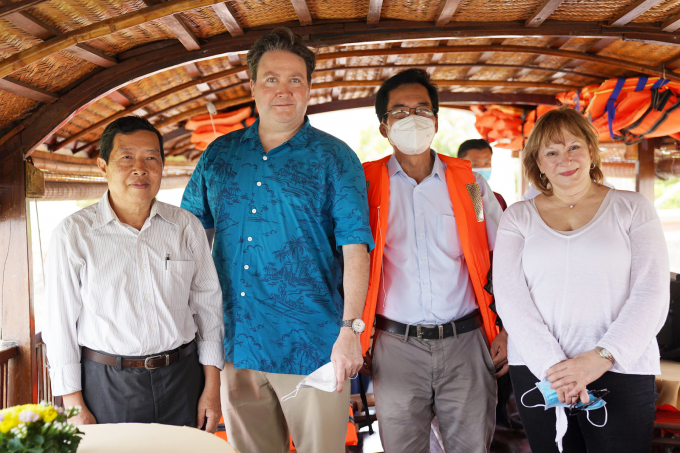 Đại sứ Knapper đi thuyền thăm sông Hậu cùng các nhà môi trường học. Ảnh: TL.