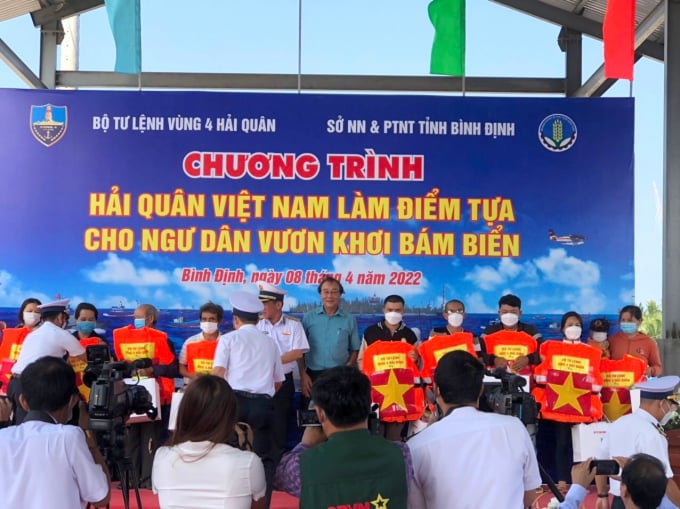 Chương trình 'Hải quân Việt Nam làm điểm tựa cho ngư dân vươn khơi, bám biển' được ký kết giữa Bộ Tư lệnh Vùng 4 Hải quân với Sở NN-PTNT Bình Định từ năm 2019. Ảnh: Đình Thung.