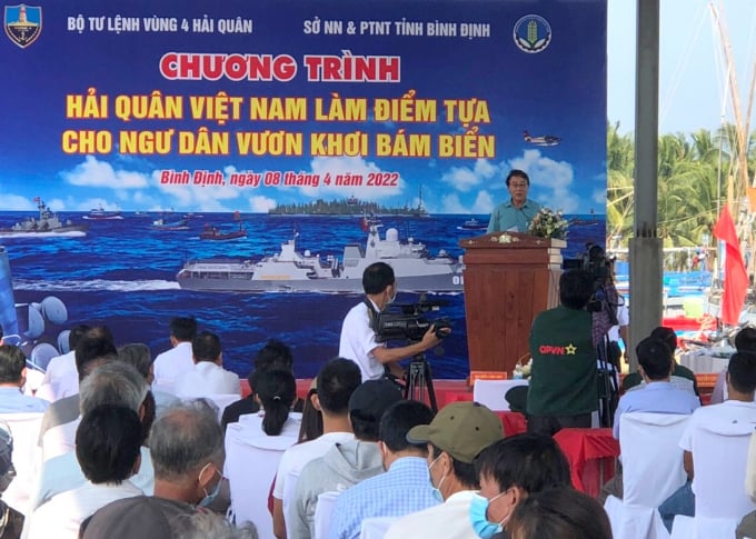 Ông Đào Văn Hùng, Phó Giám đốc Sở NN-PTNT Bình Định, phát biểu tại buổi Lễ phát động Chương trình 'Hải quân Việt Nam làm điểm tựa cho ngư dân vươn khơi, bám biển'. Ảnh: Đình Thung.