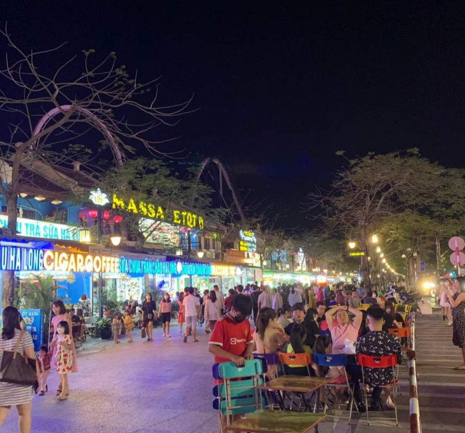 Đường phố khu du lịch Bãi Cháy buổi tối đông nghịt người trong kỳ nghỉ lễ Giỗ tổ Hùng Vương