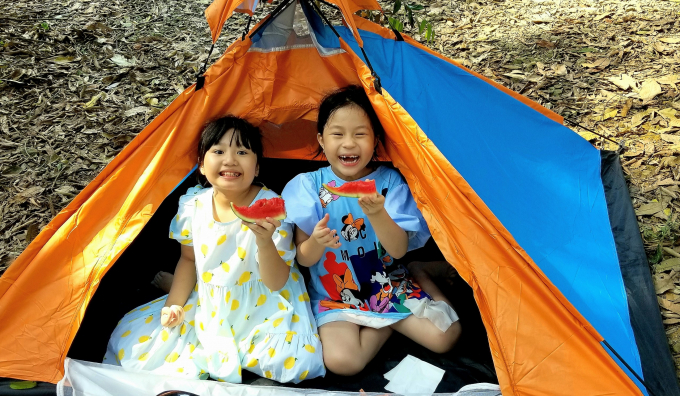 Phút nghỉ ngơi trong lều bạt dưới tán rừng già khiến các bé hết sức phấn khích.