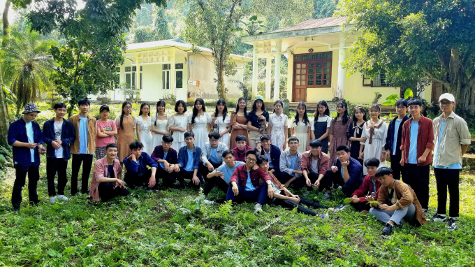 Một nhóm học sinh lớp 12 ở tỉnh xa chụp ảnh kỷ yếu nhân chuyến tham quan tại Vườn quốc gia Cúc Phương, huyện Nho Quan, tỉnh Ninh Bình.