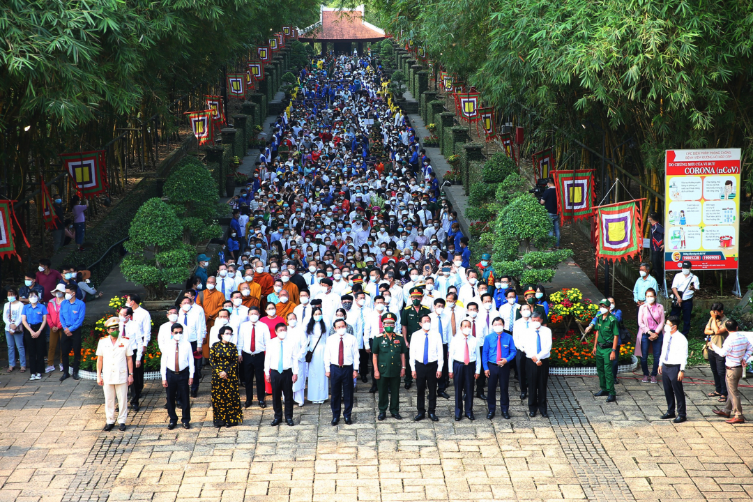 Lãnh đạo TP.HCM cùng người dân dâng hương tại Đền tưởng niệm các vua Hùng, công viên lịch sử - văn hóa dân tộc TP.HCM.