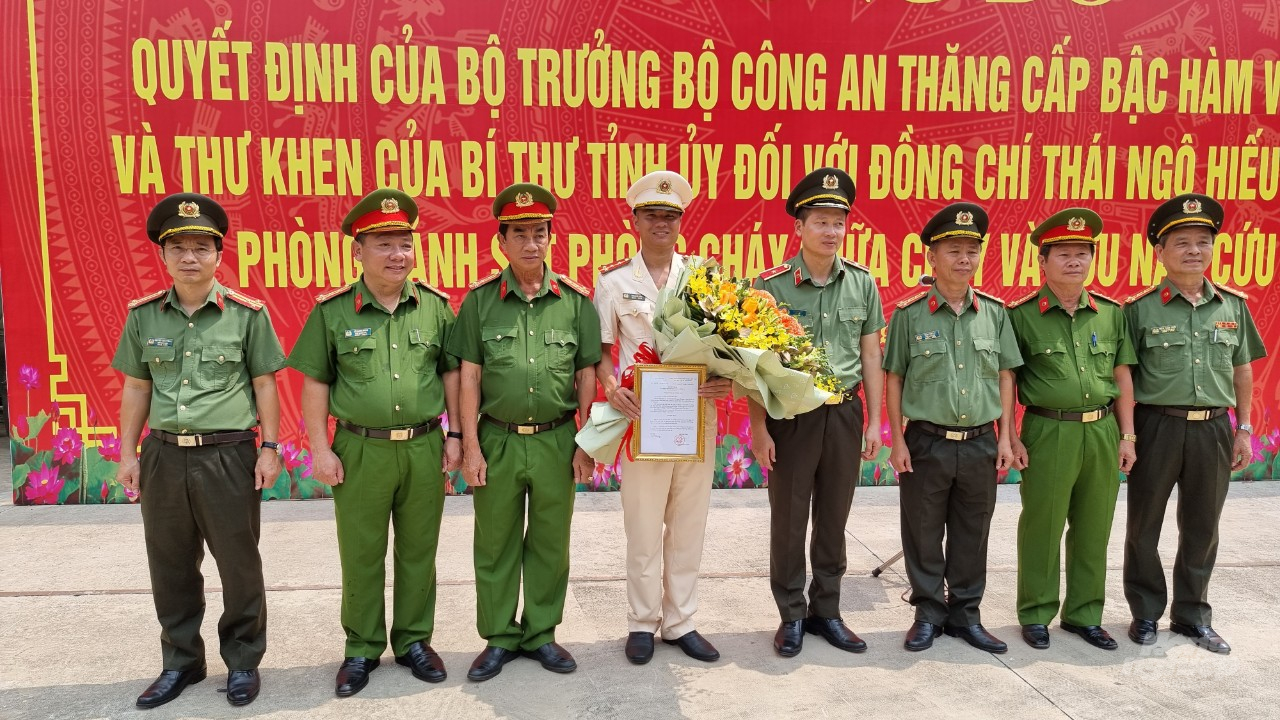 Chủ tịch nước Nguyễn Xuân Phúc cũng đã biểu dương, khen ngợi Trung úy Thái Ngô Hiếu. Ảnh: Mạnh Khá.
