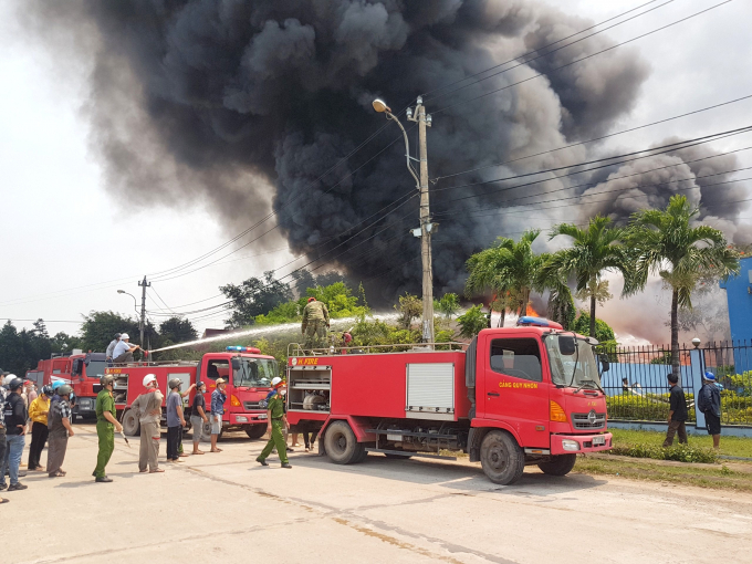 Lực lượng chức năng nỗ lực chữa cháy tại Công ty TNHH xuất nhập khẩu An Phú nằm trong Cụm công nghiệp Nhơn Bình (thành phố Quy Nhơn, Bình Định). Ảnh: T.Đ.
