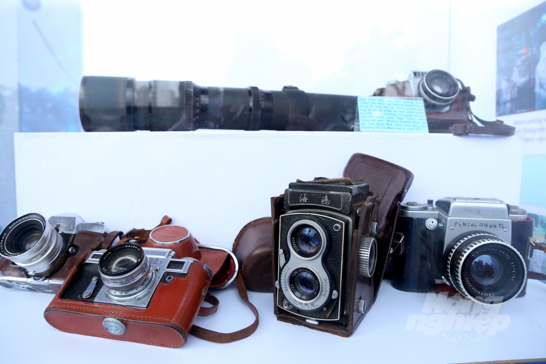Một số loại máy ảnh được các phóng viên Thông tấn xã Việt Nam sử dụng trong quá trình tác nghiệp qua các thời kỳ.
