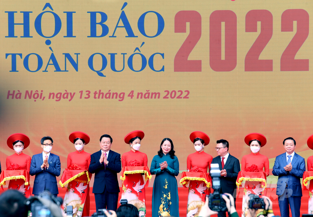 Các đồng chí lãnh đạo Đảng, Nhà nước, Hội Nhà báo Việt Nam cắt băng khai mạc Hội Báo.