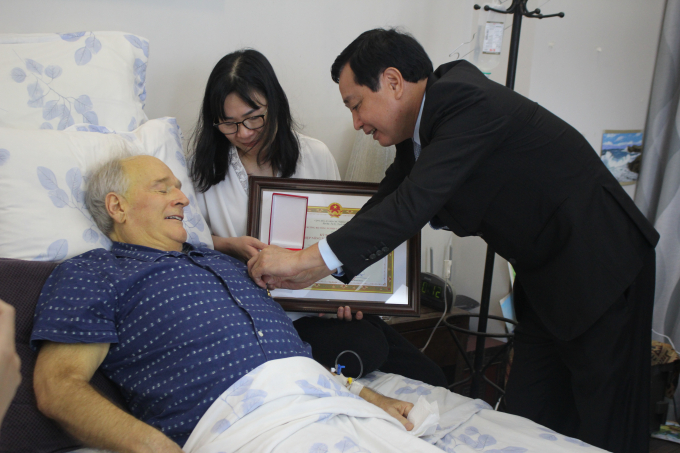 Mr. Tran Quang Hoa, Director-General of the Vietnam Disaster Management Authority on behalf of MARD presented Dr. Timothy Edward McGrath with the Decision and commemorative medal. Photo: Trung Quan. 