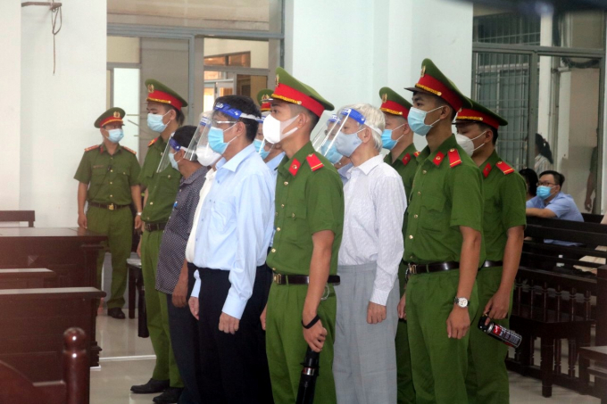 Hai cựu Chủ tịch tỉnh Khánh Hòa và các bị cáo tại tòa nghe lãnh án xét xử về tội 'vi phạm các quy định về quản lý đất đai. Ảnh: KS.