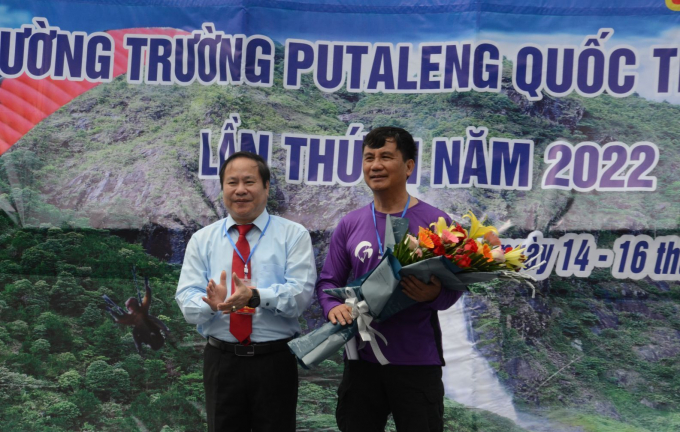 Ông Tống Thanh Hải, Phó Chủ tịch Thường trực UBND tỉnh Lai Châu tặng hoa cho các vận động viên. Ảnh: T.L.