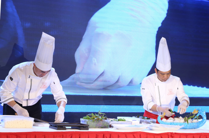 The Chefs from Royal Training Centre are preparing food with Namaika instant squid. Photo: Minh Phuc.
