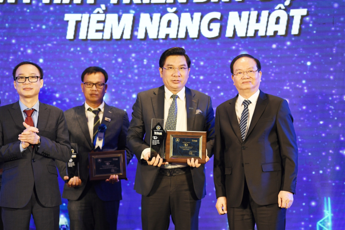 Ông Đàm Quốc Hiệp - Phó Chủ tịch HĐQT Danko Group (thứ 2 bên phải) nhận vinh danh Top 10 nhà phát triển BĐS tiềm năng nhất 2022