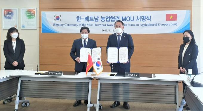 Thứ trưởng Bộ NN-PTNT Việt Nam Lê Quốc Doanh (trái) ký kết Bản ghi nhớ hợp tác song phương với Thứ trưởng Bộ Nông nghiệp, Thực phẩm và Phát triển nông thôn Hàn Quốc Kim Jong-hoo.