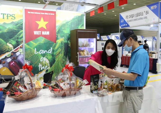 Deputy Minister Le Quoc Doanh suggested that the South Korean side soon consider opening the market for fresh fruits such as grapefruit, longan, lychee, rambutan, and passion fruit. Photo: Manh Hung/VNA.