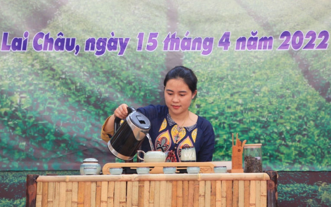 Nghệ nhân Trần Thị Xuân biểu diễn nghệ thuật pha Bạch trà. Ảnh: T.L.