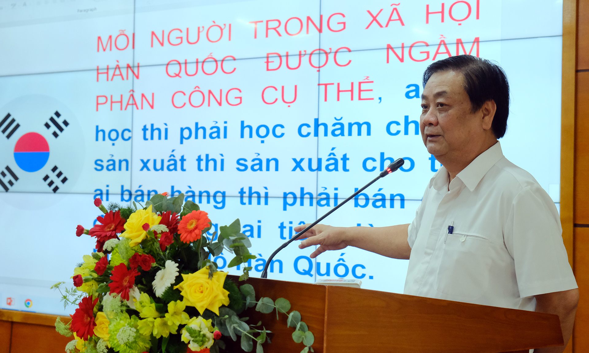 Đồng chí Lê Minh Hoan, Ủy viên Trung ương Đảng, Bí thư Ban cán sự đảng, Bộ trưởng Bộ NN-PTNT khơi dậy niềm tự hào tiêu dùng sản phẩm Việt.
