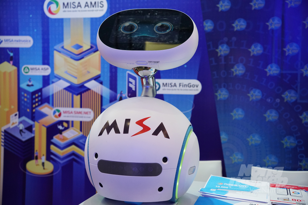 Robot Misa ứng dụng trí tuệ nhân tạo biết mắc cỡ, biết đặt đồ ăn cho khách... Ảnh: Nguyễn Thủy.