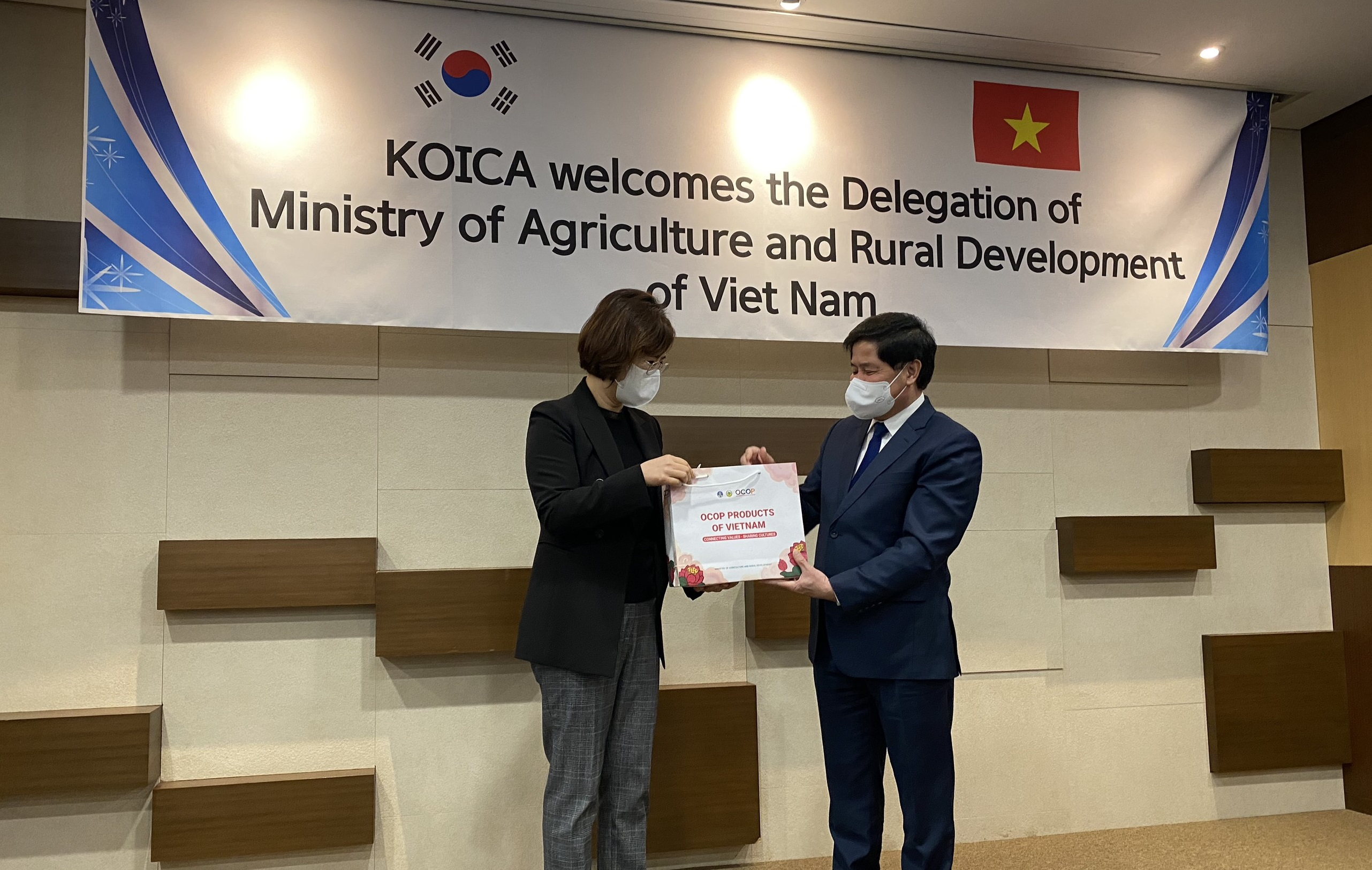 Thứ trưởng Lê Quốc Doanh (bên phải) tặng quà OCOP cho Phó Chủ tịch KOIKA Jeong Hee Im.