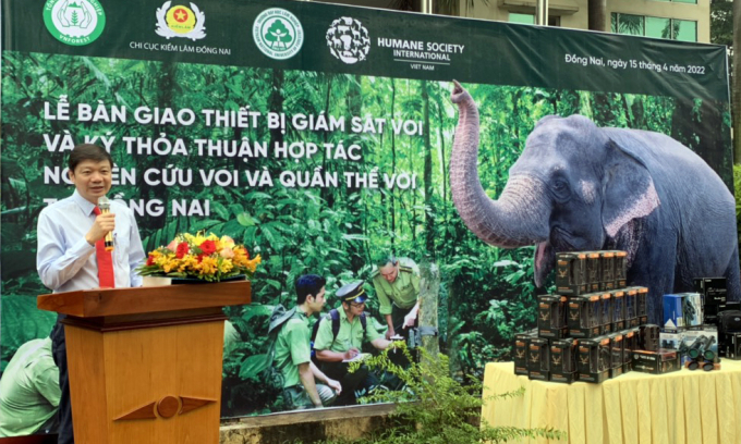 Tran Quang Bao, Deputy Director of the Vietnam Administration of Forestry speaks at the device handing over ceremony. Photo: Bao Thang.