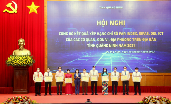 Bà Trịnh Thị Minh Thanh, Phó Bí thư Tỉnh ủy, trao Bằng khen của UBND tỉnh cho các tập thể có thành tích xuất sắc trong việc nâng cao chỉ số CCHC năm 2021.