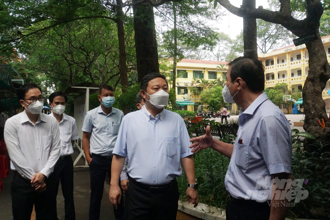 Ông Dương Anh Đức, Phó Chủ tịch UBND TP.HCM cùng lãnh đạo Sở Y tế, Sở GD-ĐT TP.HCM kiểm tra công tác tiêm chủng tại Trường THCS Hồng Bàng (quận 5).