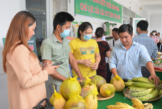Sản phẩm hàng hóa chủ lực của các hợp tác xã trên địa bản tỉnh Trà Vinh được quảng bá, giới thiệu tại hội nghị để kết nối tiêu thụ. Ảnh: Trung Chánh.