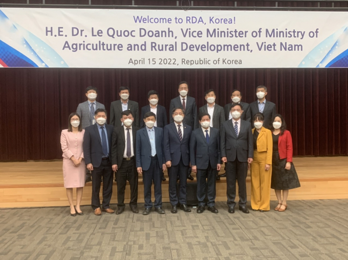 The delegation of the Ministry of Agriculture and Rural Development took photos with the representatives of Rural Development Administration of South Korea (RDA). Photo: Anh Tuan.