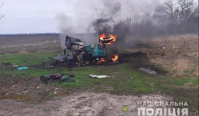 Hình ảnh chiếc máy kéo bị phát nổ và bốc cháy khiến một nông dân Ukraine thiệt mạng. Ảnh: washingtonexaminer