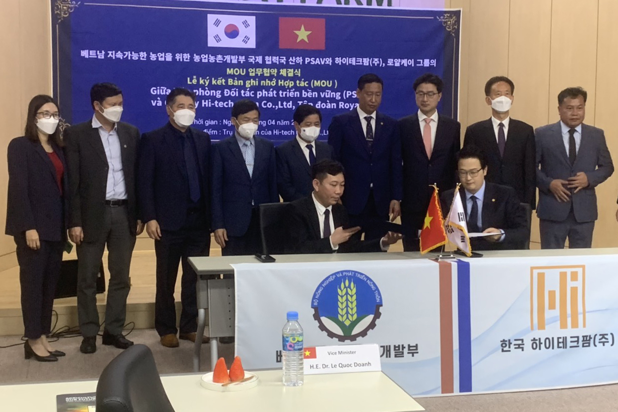 Mr. Nguyen Do Anh Tuan, Director of the International Cooperation Department, and Mr. Min Park - General Director of Hi-Tech Farm Company signed and handed over the Memorandum of Understanding between the Partnership for Sustainable Agriculture Vietnam (PSAV) Office and Hi-Tech Farm Company (under Royal K Group).