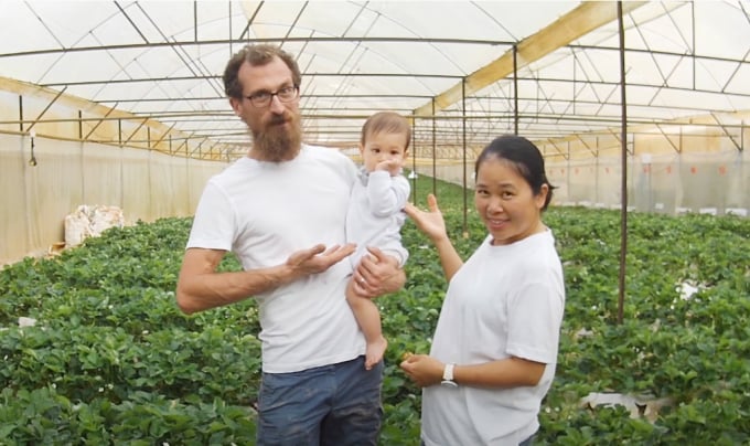Marco, Huệ và con trai trong vườn rau quả hữu cơ ở Đà Lạt. Ảnh: Organica.