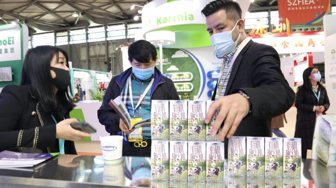 Các sản phẩm sữa của Vinamilk được người tiêu dùng chú ý khi tham gia hội chợ thực phẩm quốc tế tại Thượng Hải cuối năm 2021. Ảnh: Đỗ Hưng.