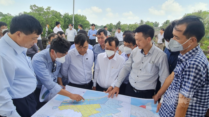 Deputy Minister Nguyen Hoang Hiep and the delegation survey the site of the project 'System of works to regulate and replenish water for aquaculture in the south of National Highway 1A, Bac Lieu province'. Photo: Trong Linh