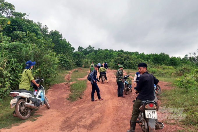 Sau gần 2 giờ đồng hồ, vừa đi bộ vừa di chuyển bằng xe gắn máy, đoàn công tác UBND huyện Đakrông đã tiếp cận được hiện trường. Ảnh: Võ Dũng.