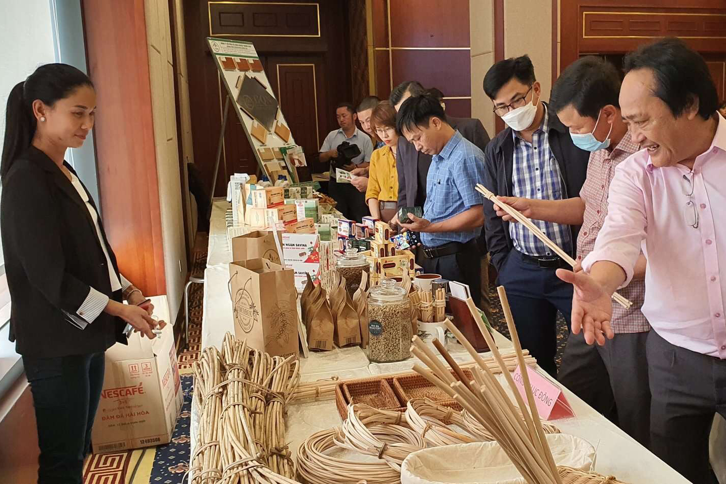 The forum to share experiences in developing agriculture and forestry in harmony with nature in the Central Truong Son region is organized by WWF and the Ministry of Agriculture and Rural Development.