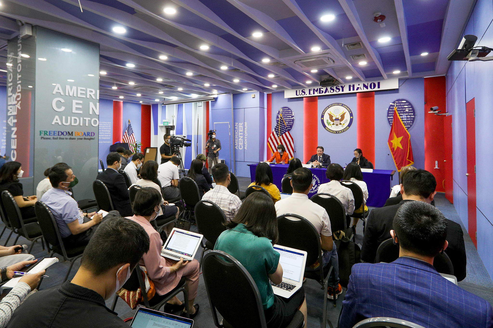 Đại sứ Mỹ Marc Knapper gặp gỡ báo chí ngày 20/4. Ảnh: Phong Sơn.