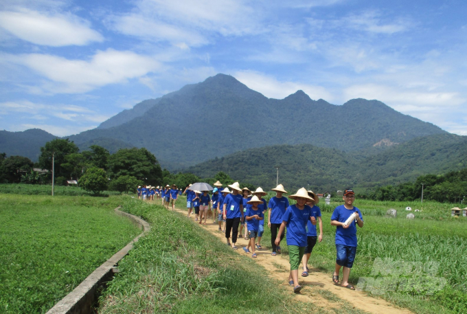 Students visiting to experience at Dong Que farm. Photo: Documentation.