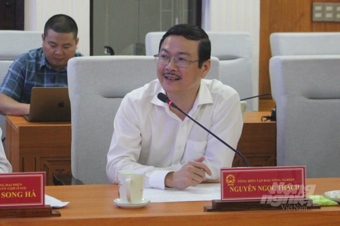 Editor-in-Chief of Vietnam Agriculture News Nguyen Ngoc Thach shared his opinion on the development of OCOP product brand at the meeting. Photo: Cong Dien.