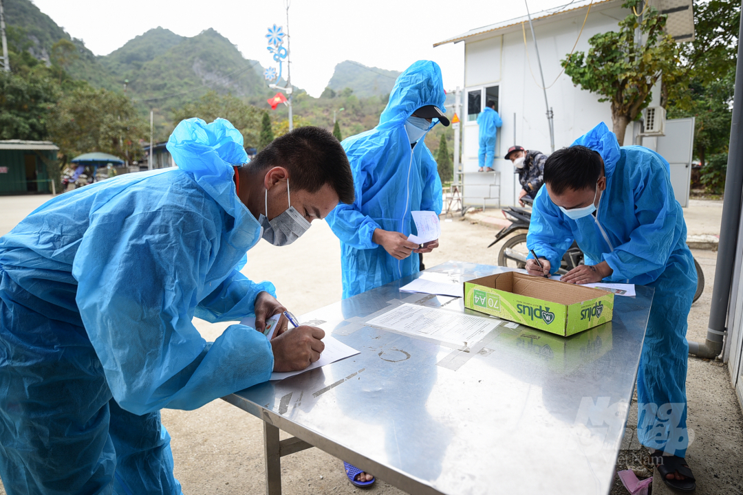 The control and prevention of the Covid-19 epidemic at the border gate area of Lang Son province has been boosted. Photo: Tung Dinh.