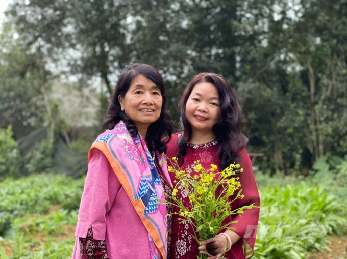 Dr. Ngo Kieu Oanh at the organic vegetable garden. Photo: Documentation.